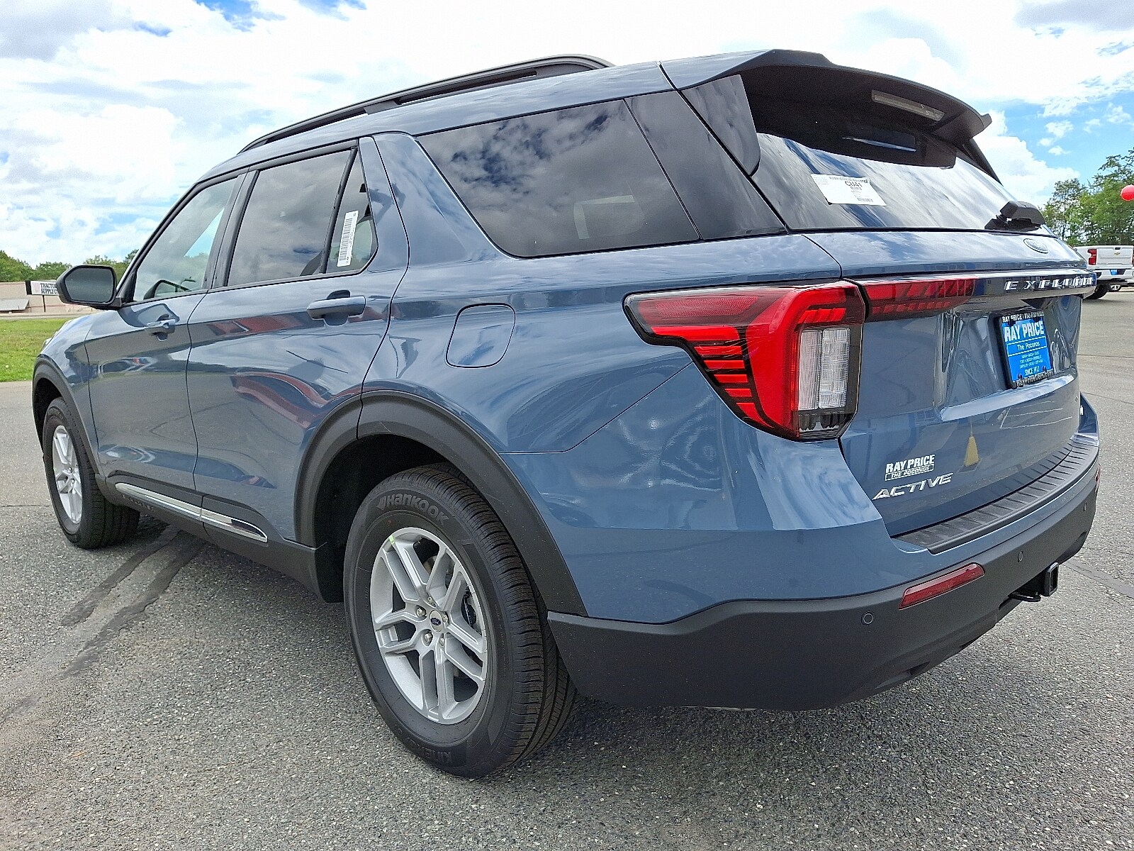 2025 Ford Explorer photo 3
