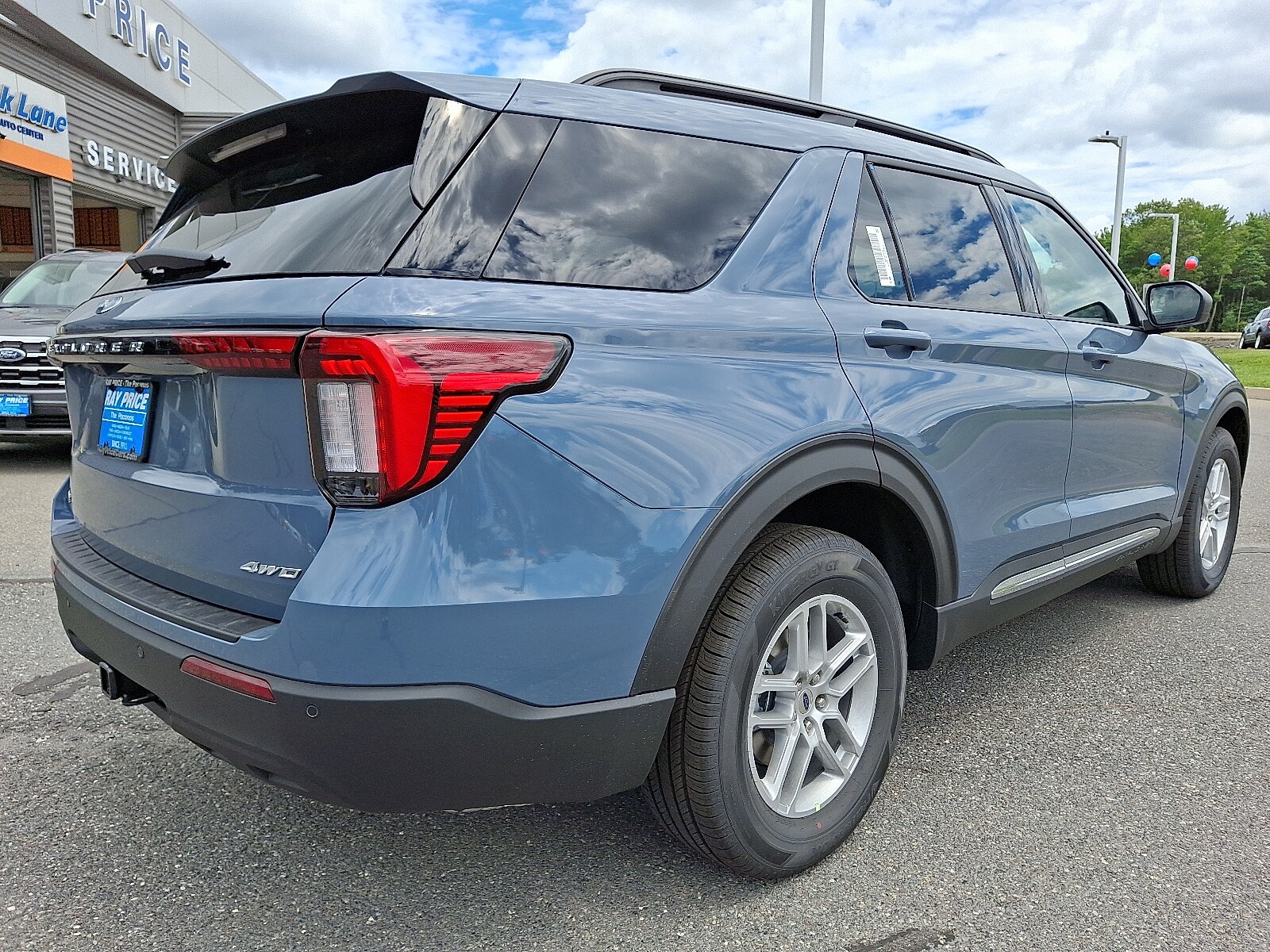 2025 Ford Explorer photo 4