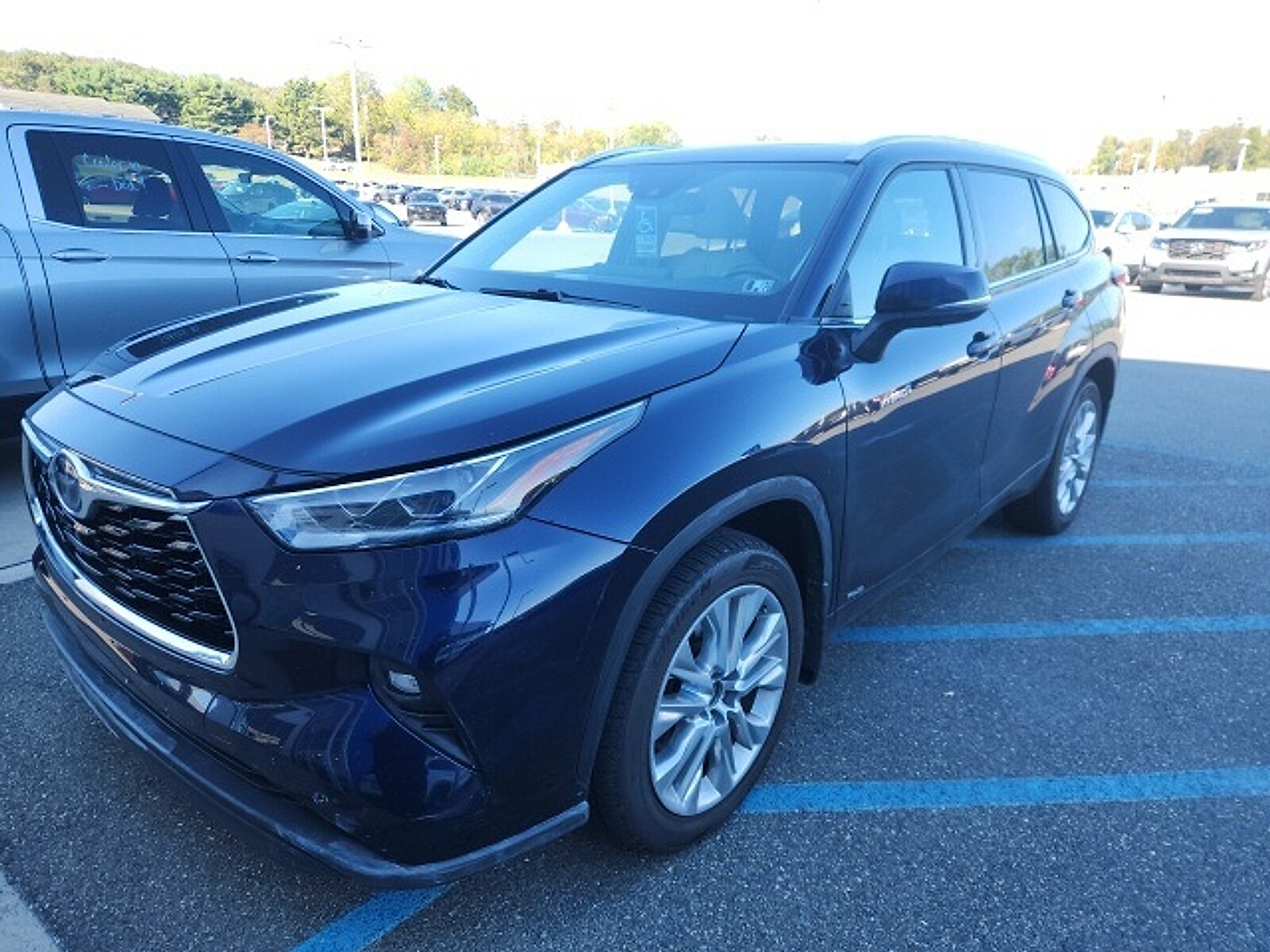 2021 Toyota Highlander Hybrid Limited photo 2
