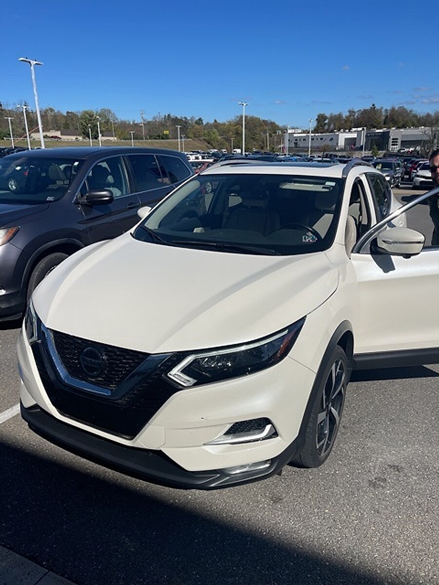 2021 Nissan Rogue Sport SL photo 2