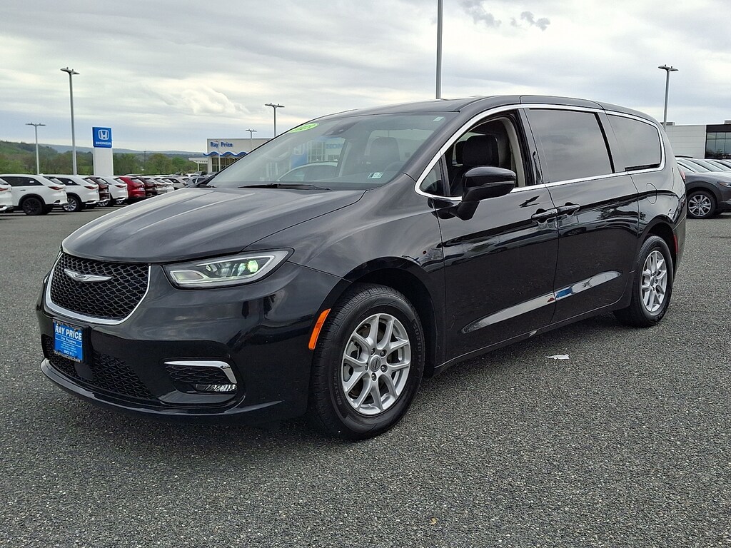 Used 2023 Chrysler Pacifica Touring L Van Passenger Van