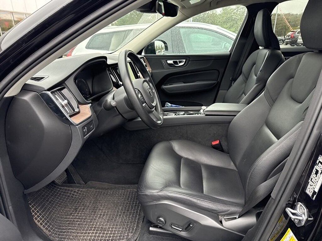 Used 2021 Volvo XC60 T5 Momentum SUV