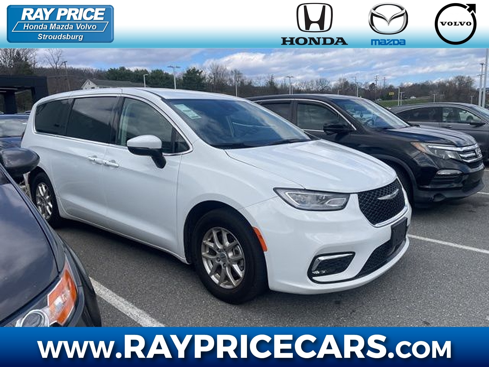 2023 Chrysler Pacifica Touring L's photo