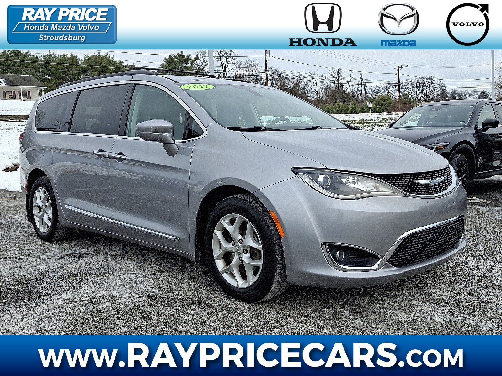 2017 Chrysler Pacifica Touring-L's photo