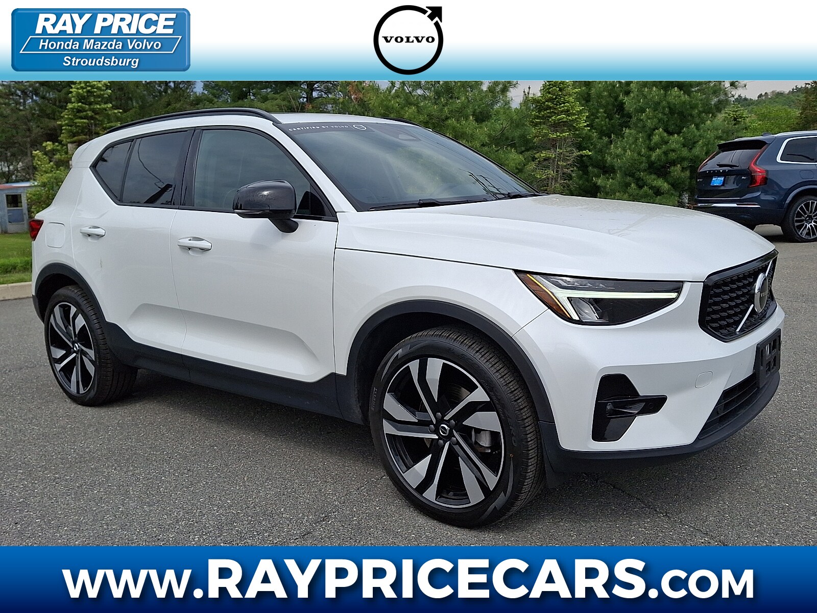 2023 Volvo XC40 B5 Plus Dark AWD's photo