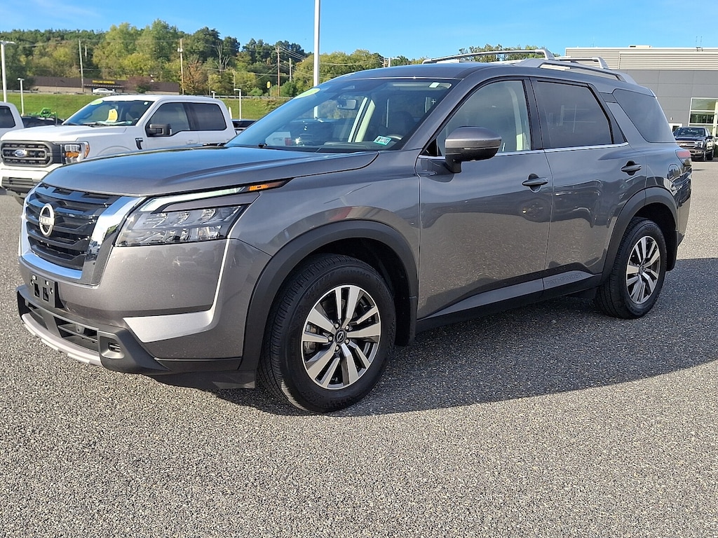 Used 2025 Nissan Pathfinder SL 4WD SUV