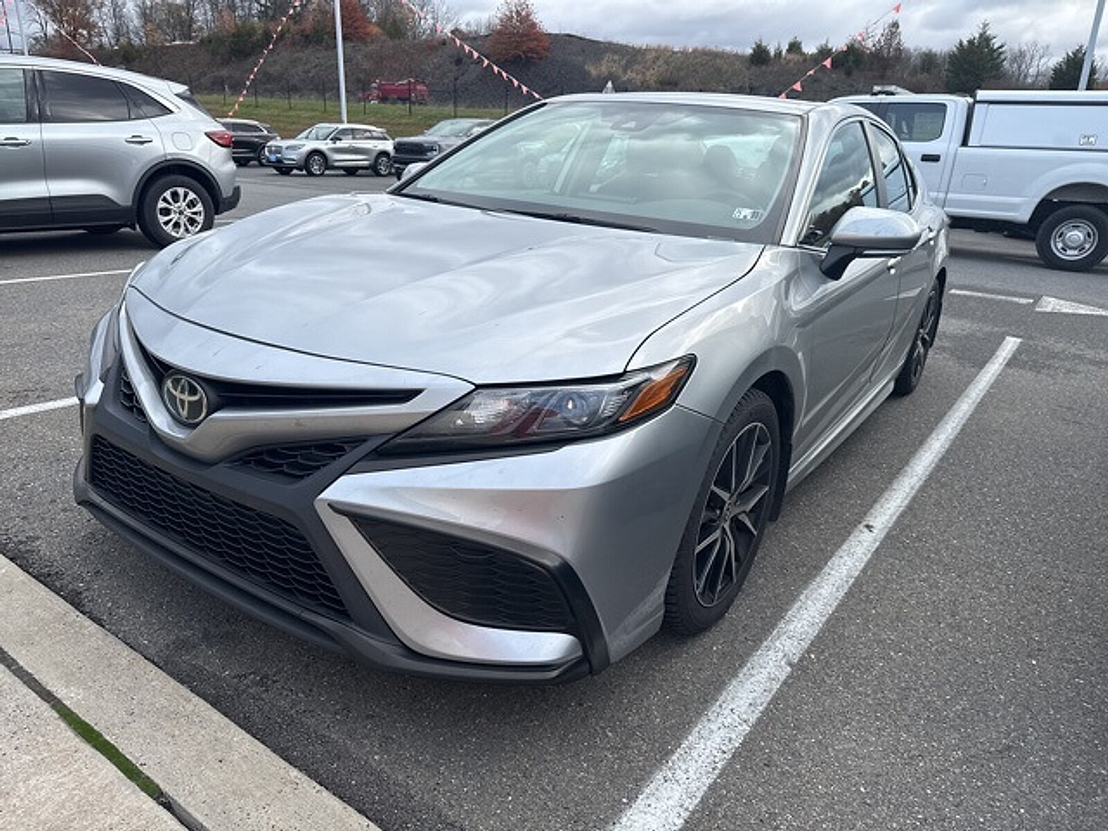 2022 Toyota Camry SE photo 2