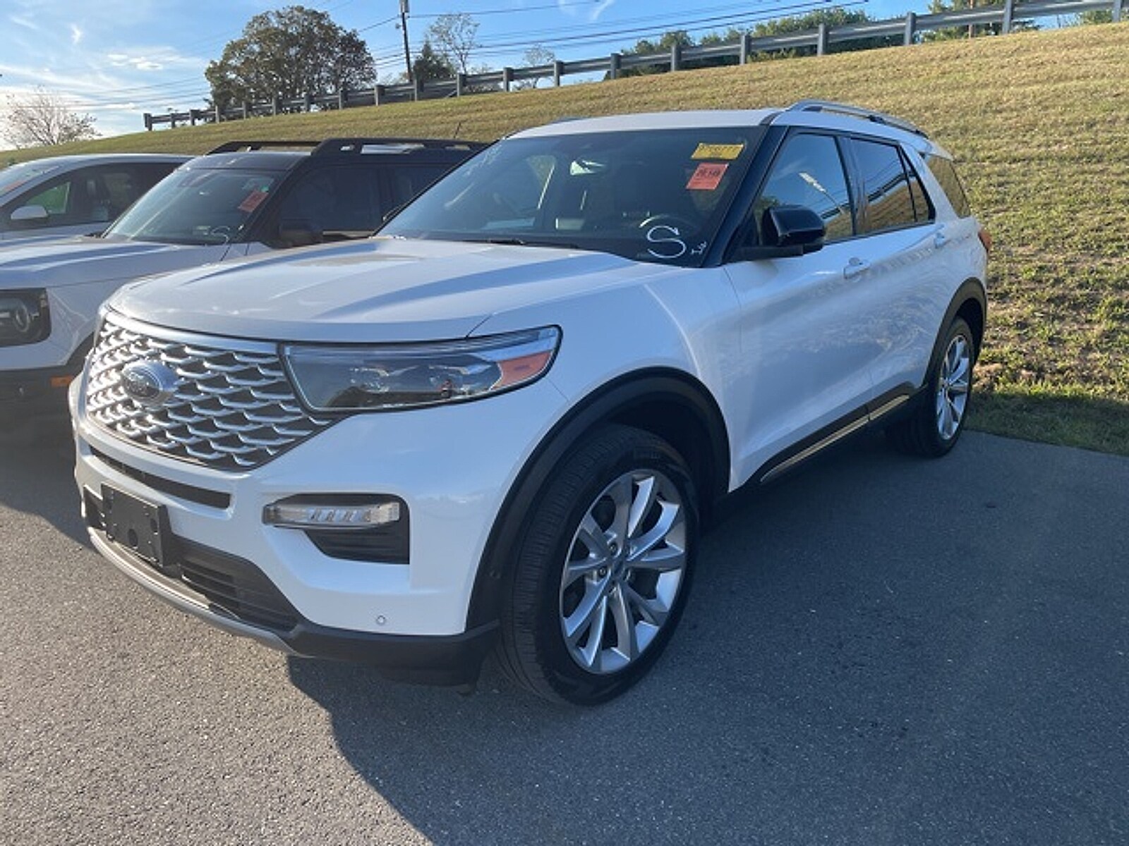 2022 Ford Explorer Platinum photo 2