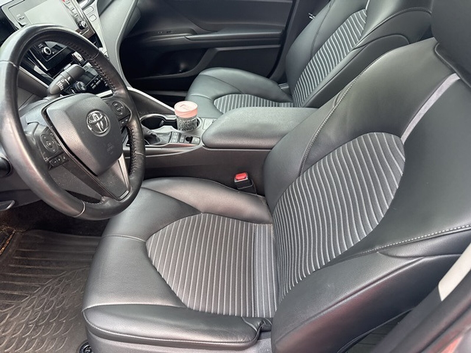 2022 Toyota Camry SE photo 4