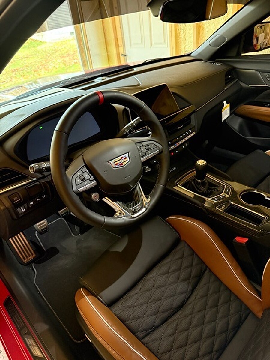 2024 Cadillac CT4 photo 2