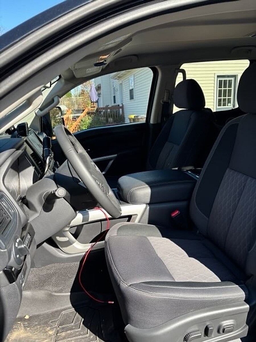 2024 Nissan Titan Crew Cab SV photo 3