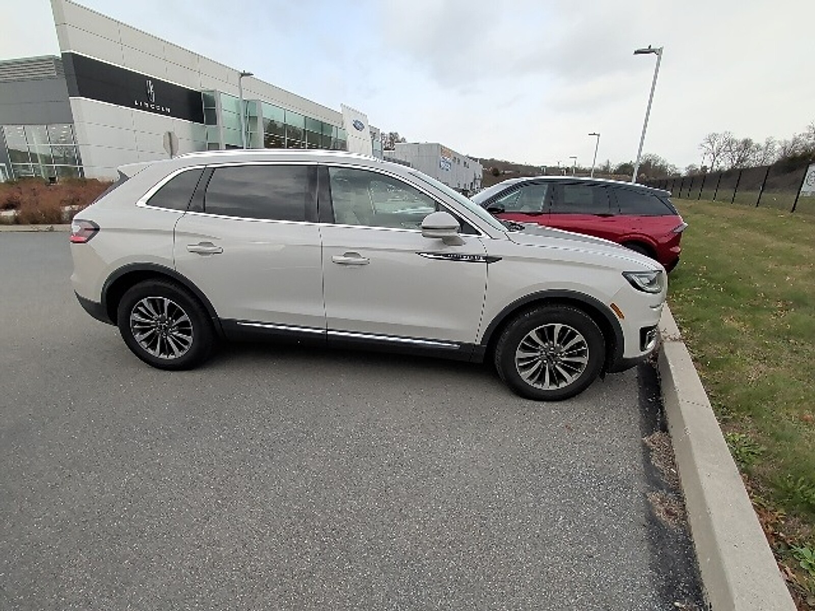 2020 Lincoln Nautilus Standard photo 3