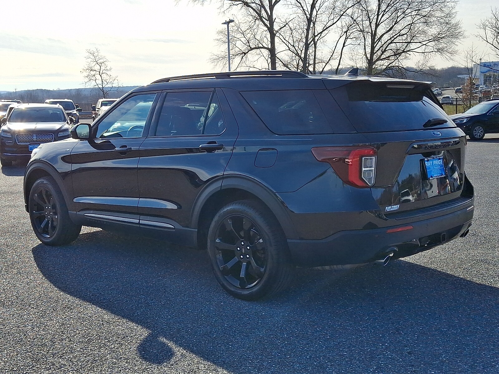 2023 Ford Explorer ST-Line photo 2