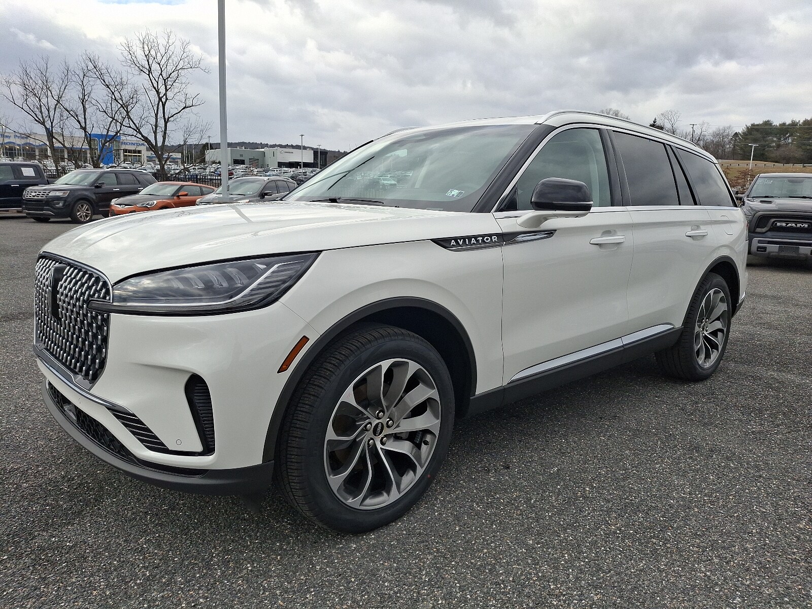 2025 Lincoln Aviator Premiere photo 2