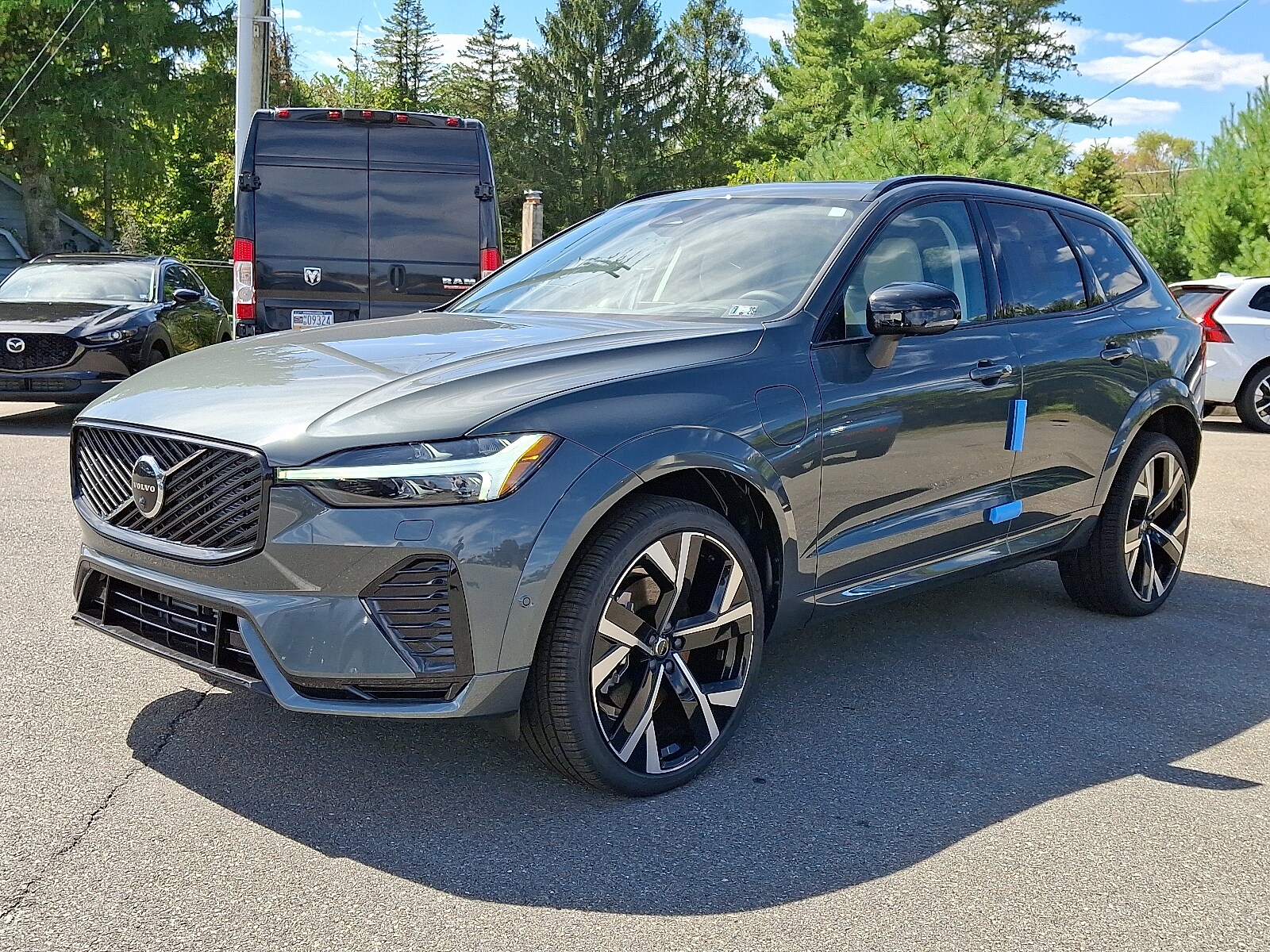 2026 Volvo XC60 Hybrid T8 photo 2