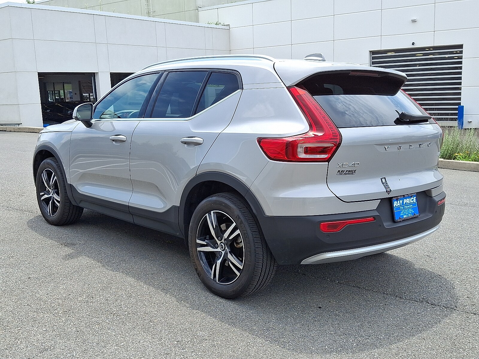 2025 Volvo XC40 Core photo 2