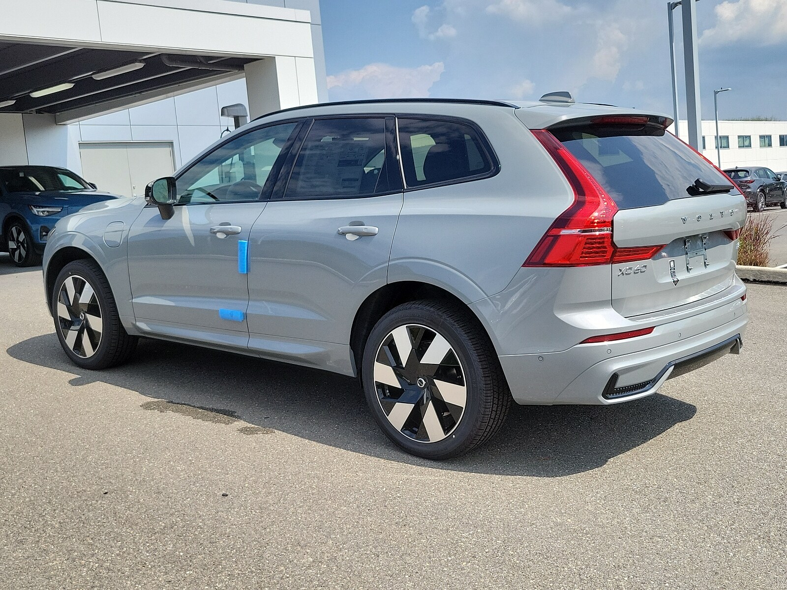 2025 Volvo XC60 T8 Plus photo 3
