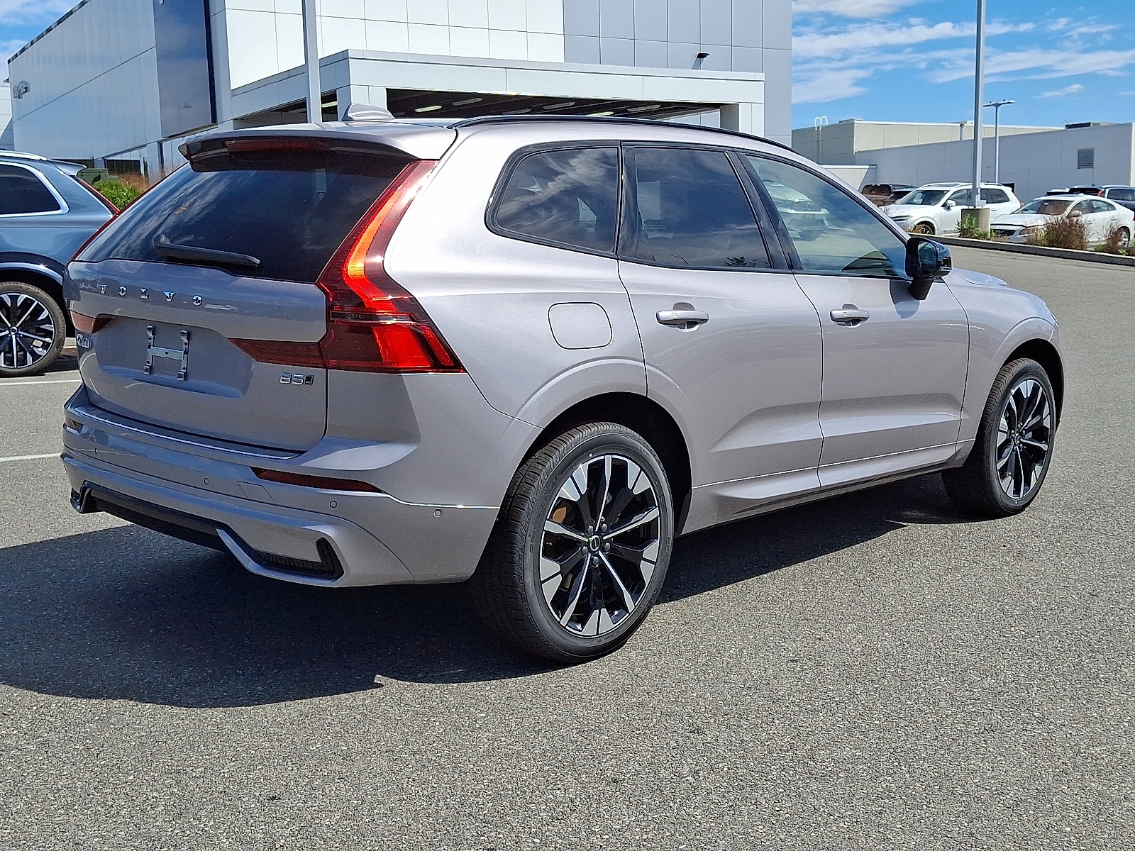 2026 Volvo XC60 B5 Plus photo 2