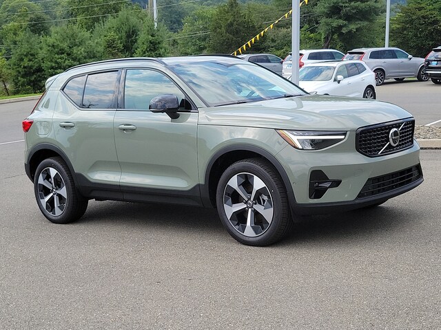 2024 Volvo XC40 B5 Plus Dark SUV
