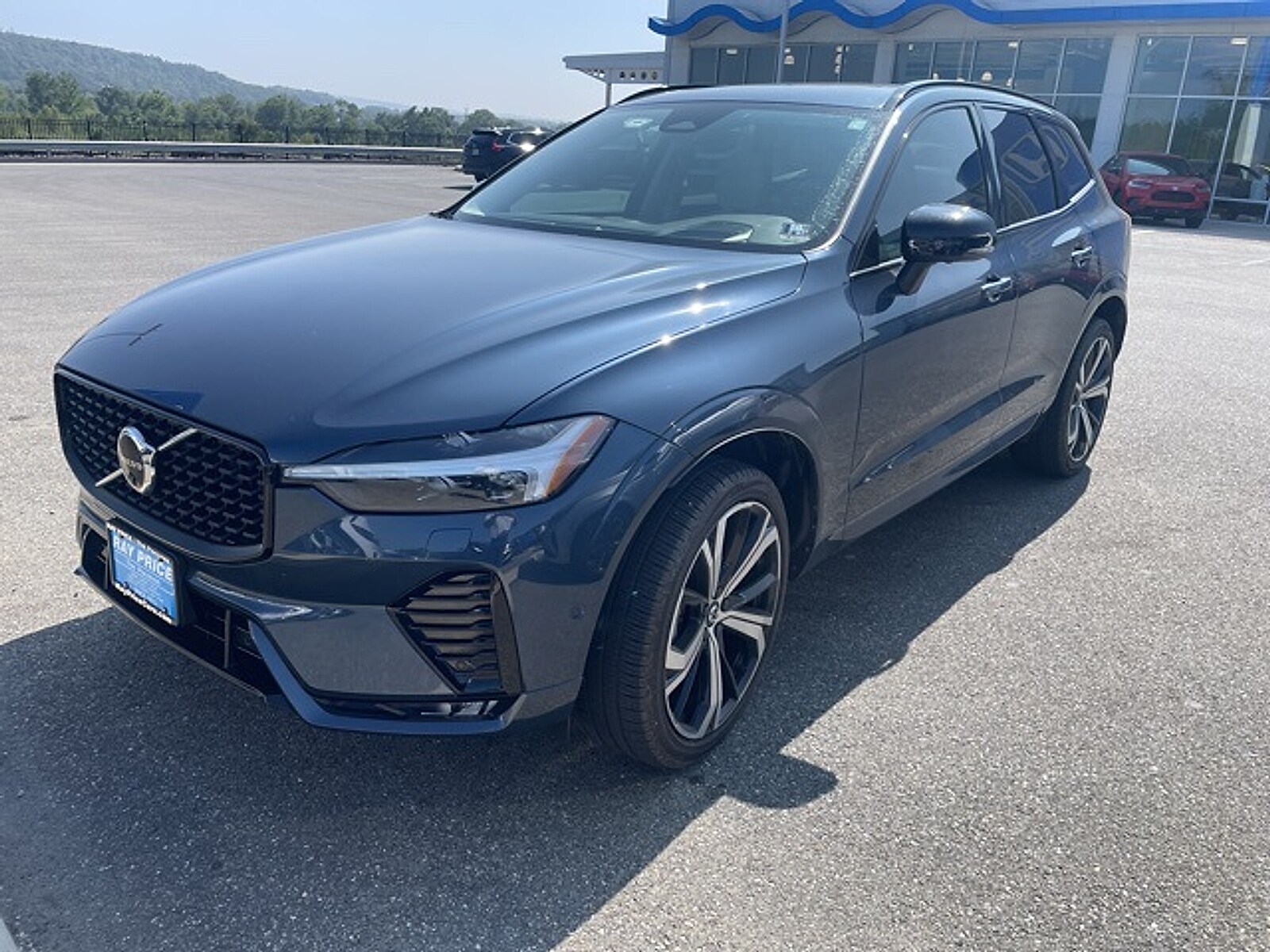 2024 Volvo XC60 B5 Ultimate photo 3