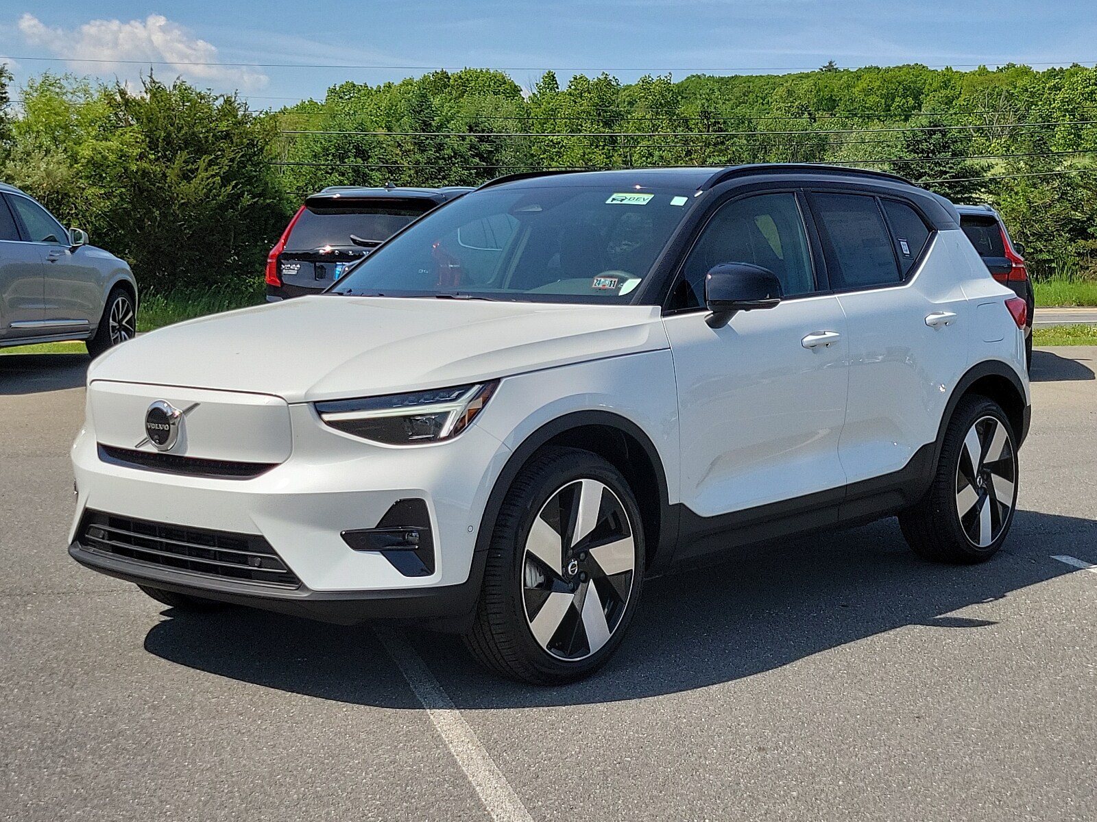 2024 Volvo XC40 Recharge Plus photo 2