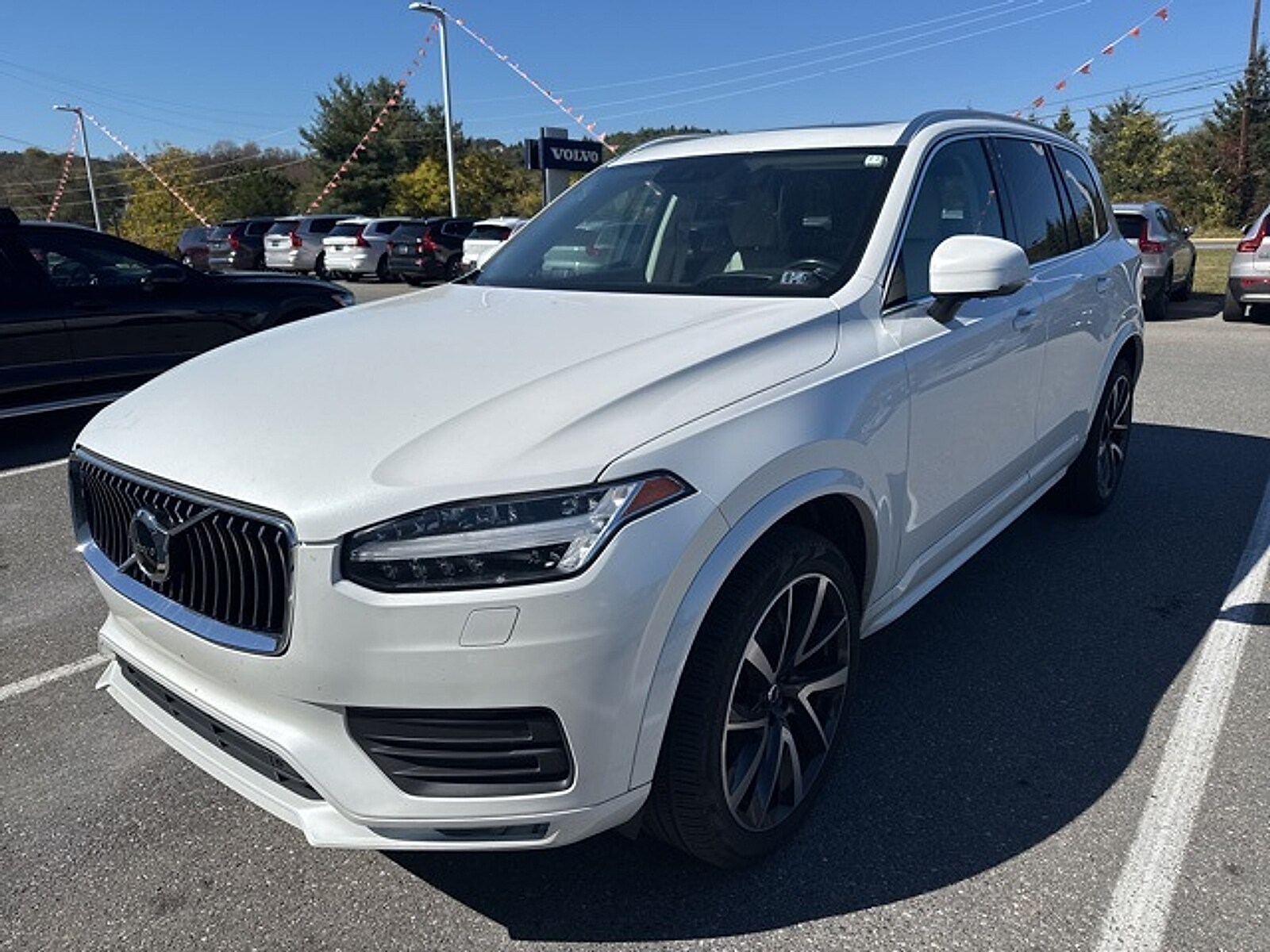 2022 Volvo XC90 T6 Momentum photo 2