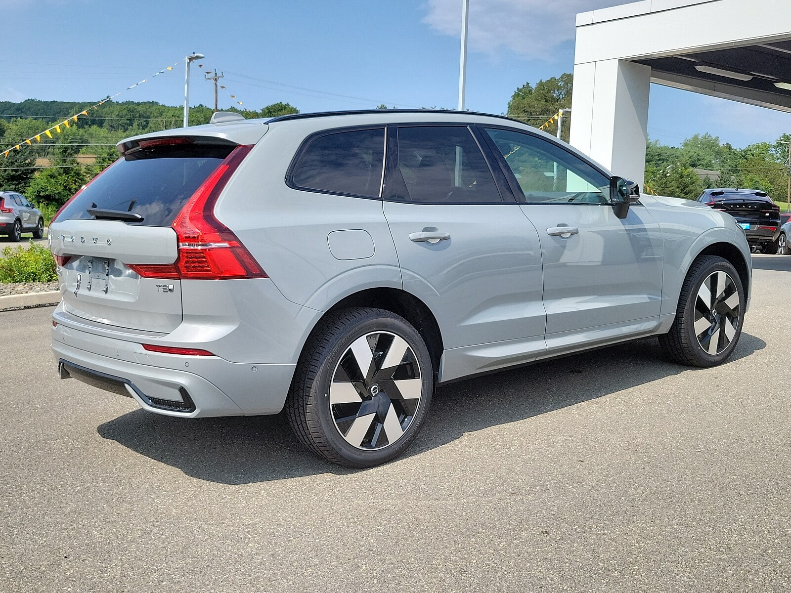 2025 Volvo XC60 T8 Plus photo 4