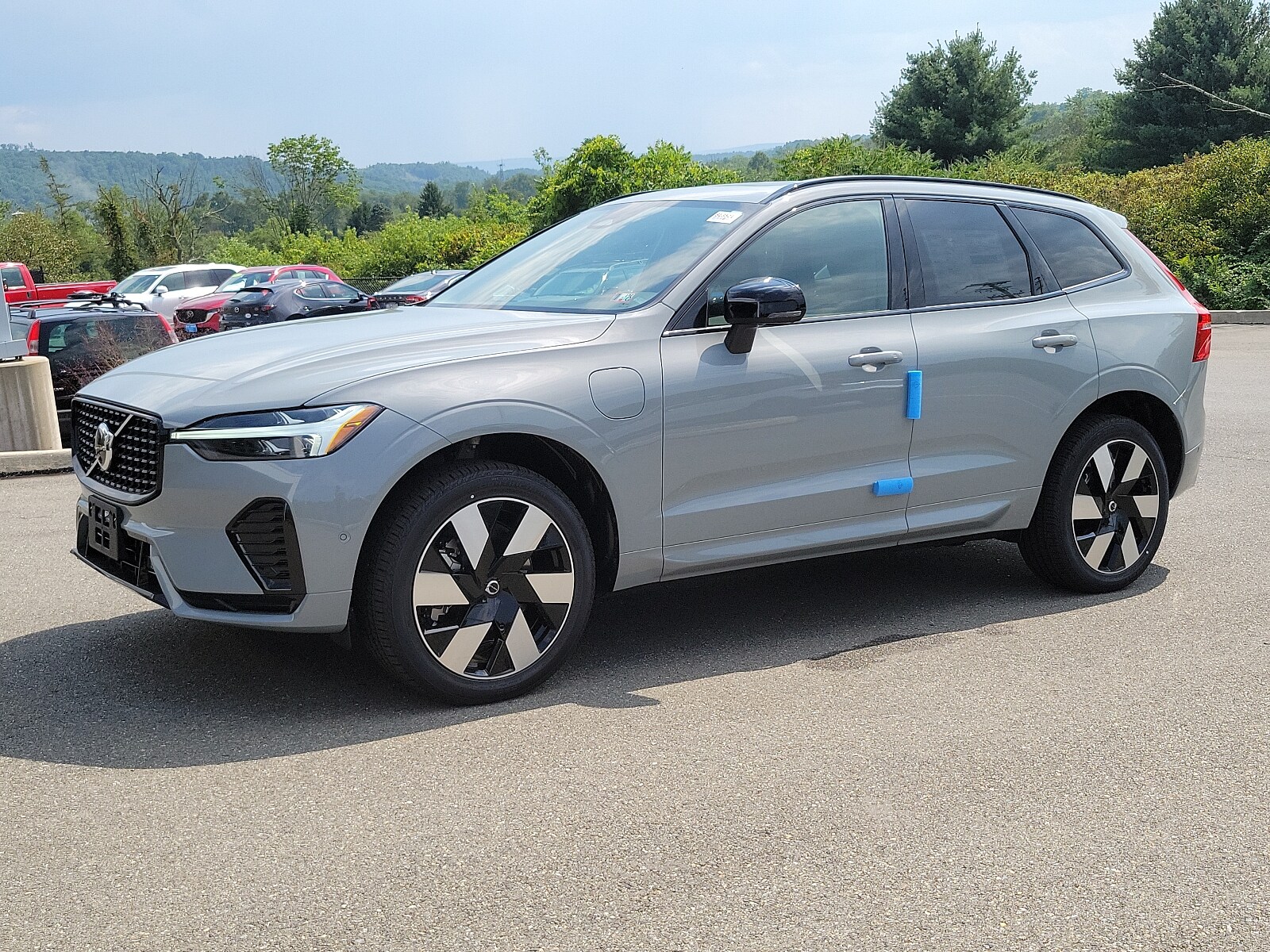 2025 Volvo XC60 T8 Plus photo 2