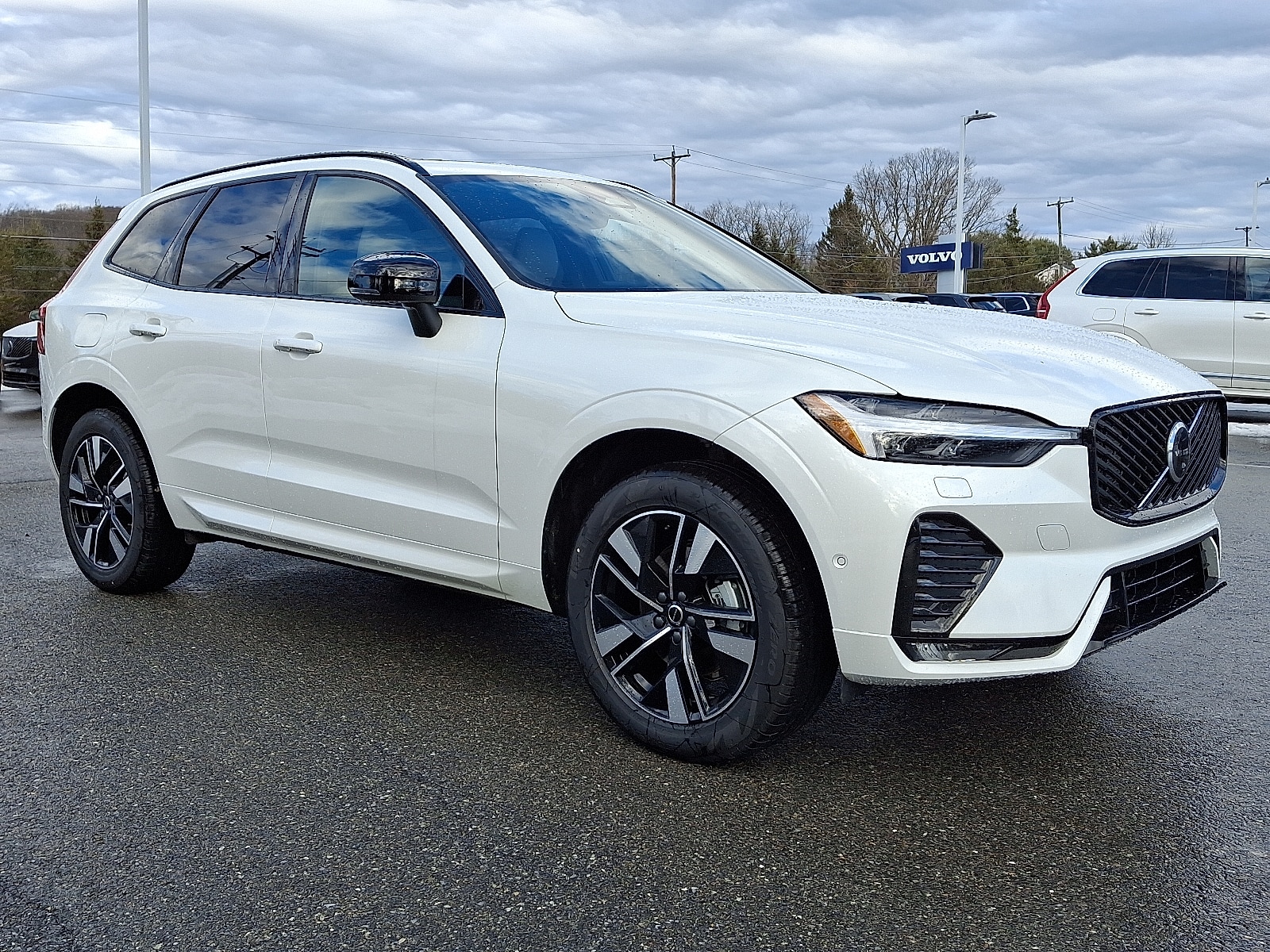 2026 Volvo XC60 Plus's photo