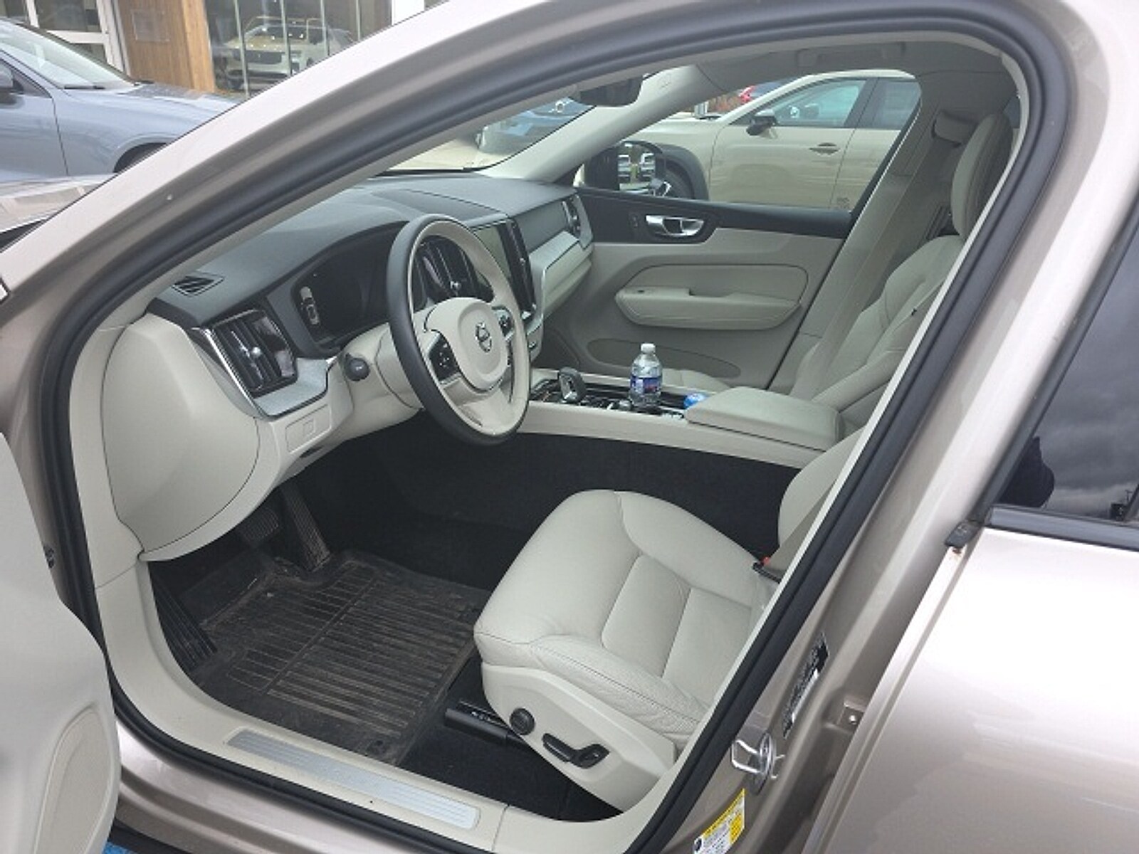 2024 Volvo XC60 B5 Plus photo 4