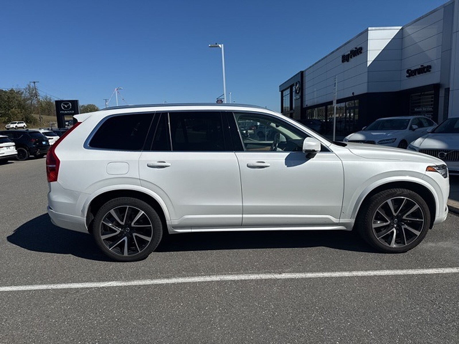 2022 Volvo XC90 T6 Momentum photo 3