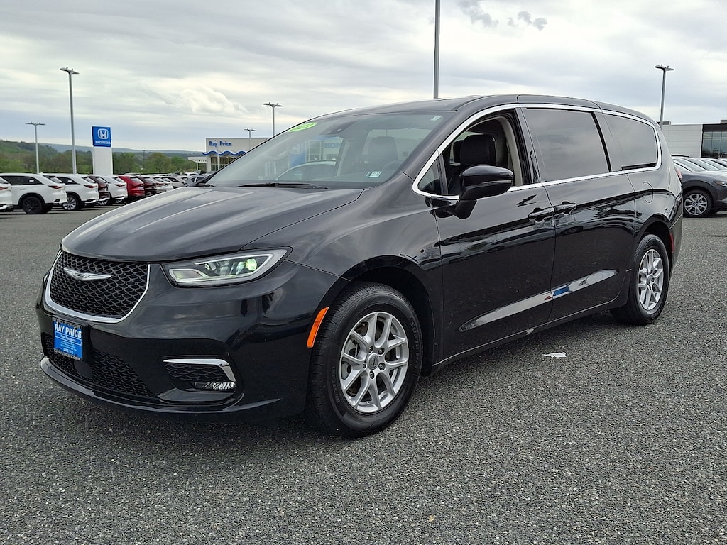 Used 2023 Chrysler Pacifica Touring L Passenger Van
