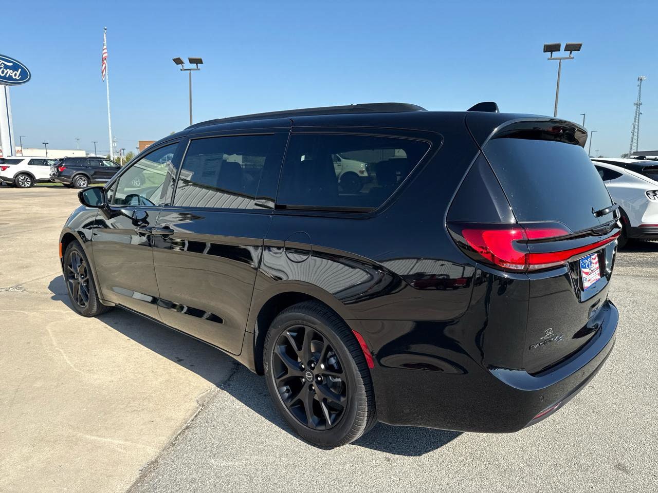 2026 Chrysler Pacifica Limited - Photo 8