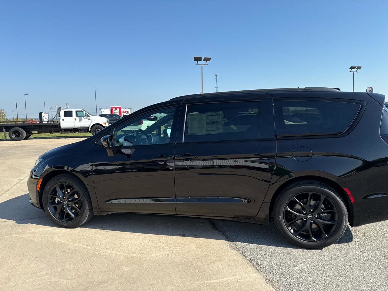 2026 Chrysler Pacifica Limited - Photo 9