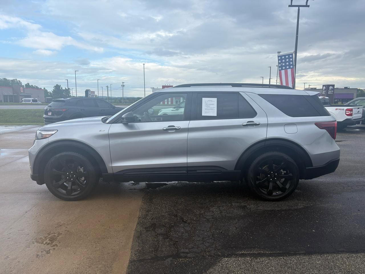 2023 Ford Explorer ST-LINE - Photo 6