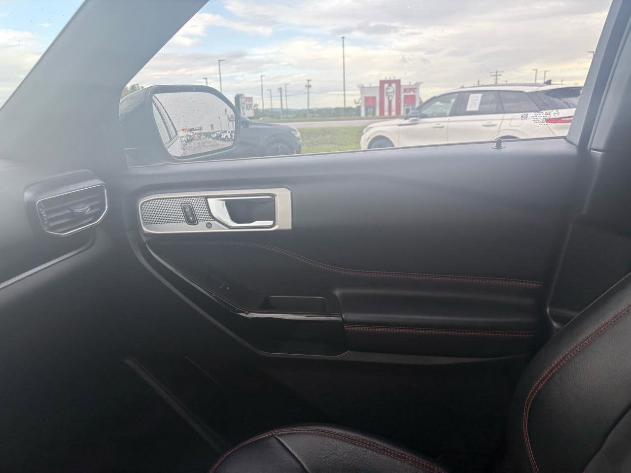 2023 Ford Explorer ST-LINE - Photo 23