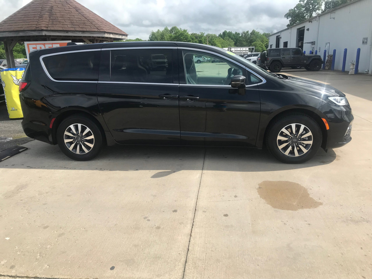 Used 2022 Chrysler Pacifica Hybrid Touring L with VIN 2C4RC1L74NR121172 for sale in Brandenburg, KY