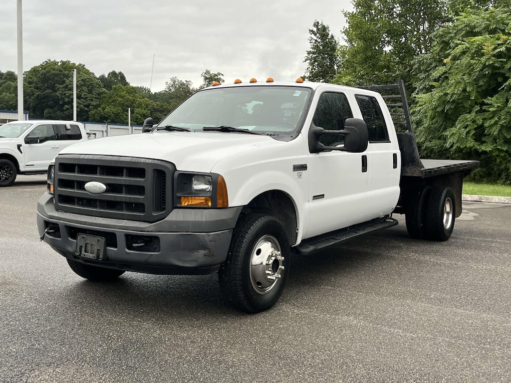Used 2005 Ford Super Duty F-350 DRW Crew Cab 176 WB 60 CA XL 4WD Crew Cab Chassis-Cab