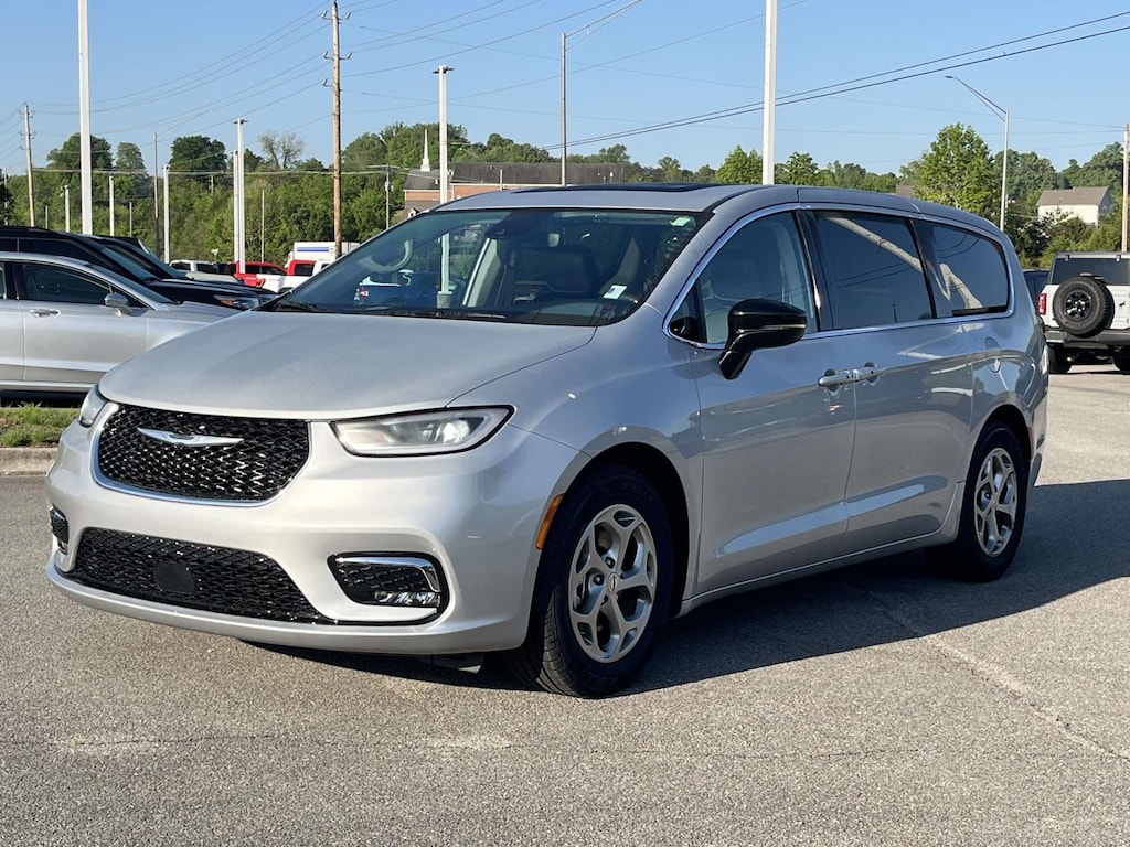Used 2024 Chrysler Pacifica Limited FWD Mini-van, Passenger