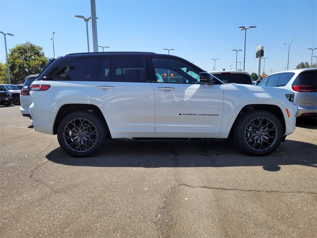 2023 Jeep Cherokee Summit Reserve photo 3