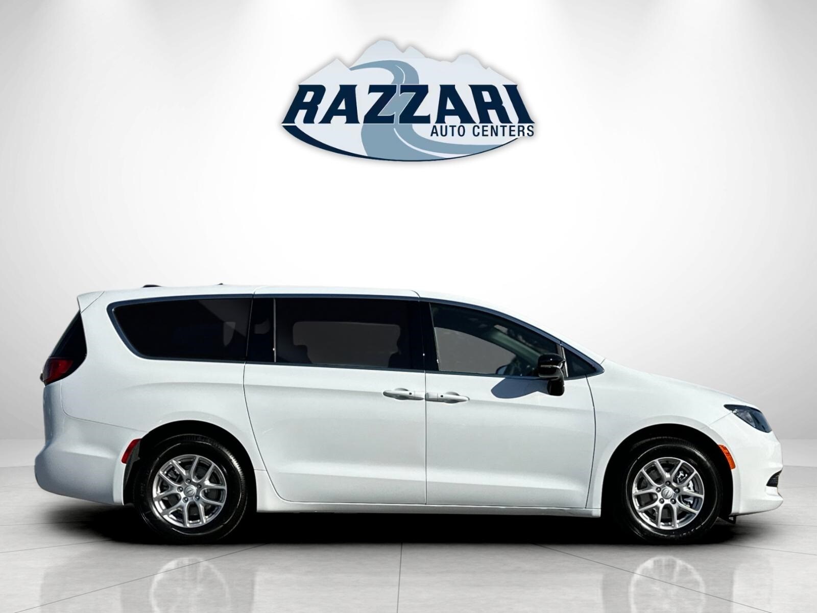 2025 Chrysler Voyager LX photo 2