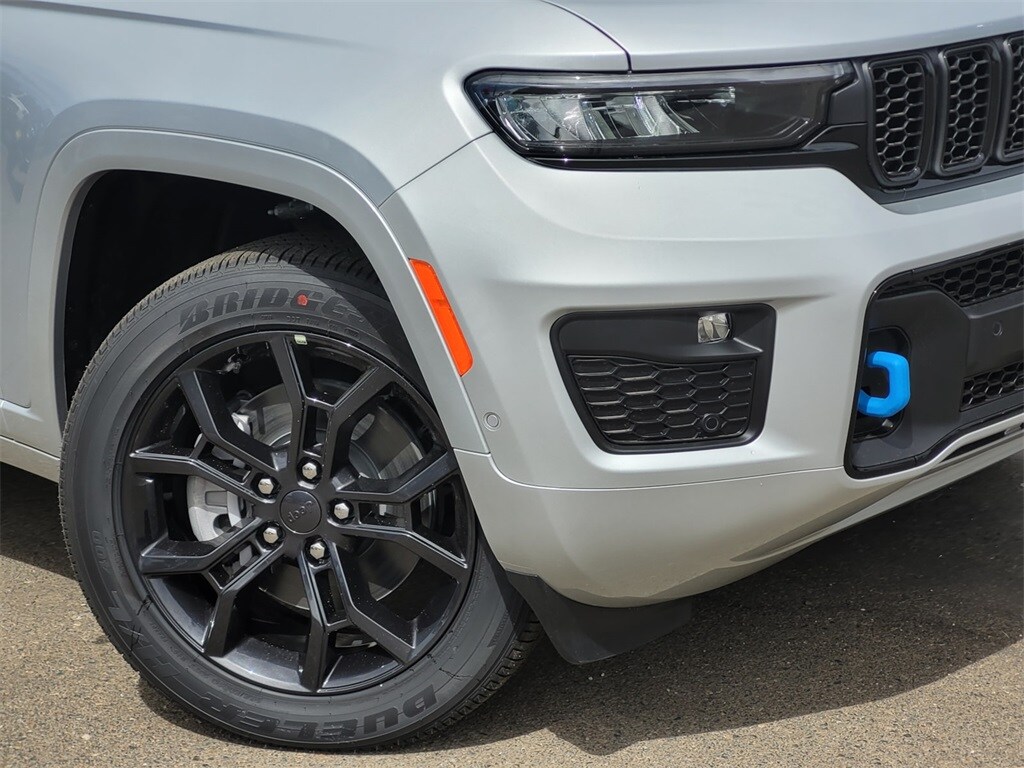 2023 Jeep Cherokee 80th Anniversary Edition Sport photo 2