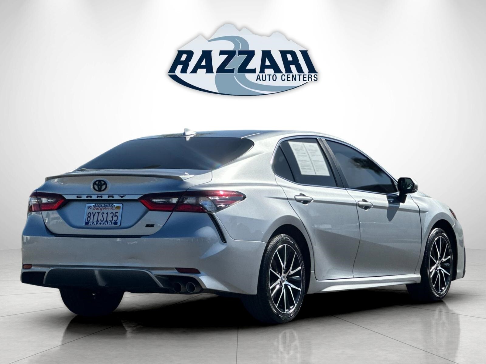 2022 Toyota Camry SE photo 2