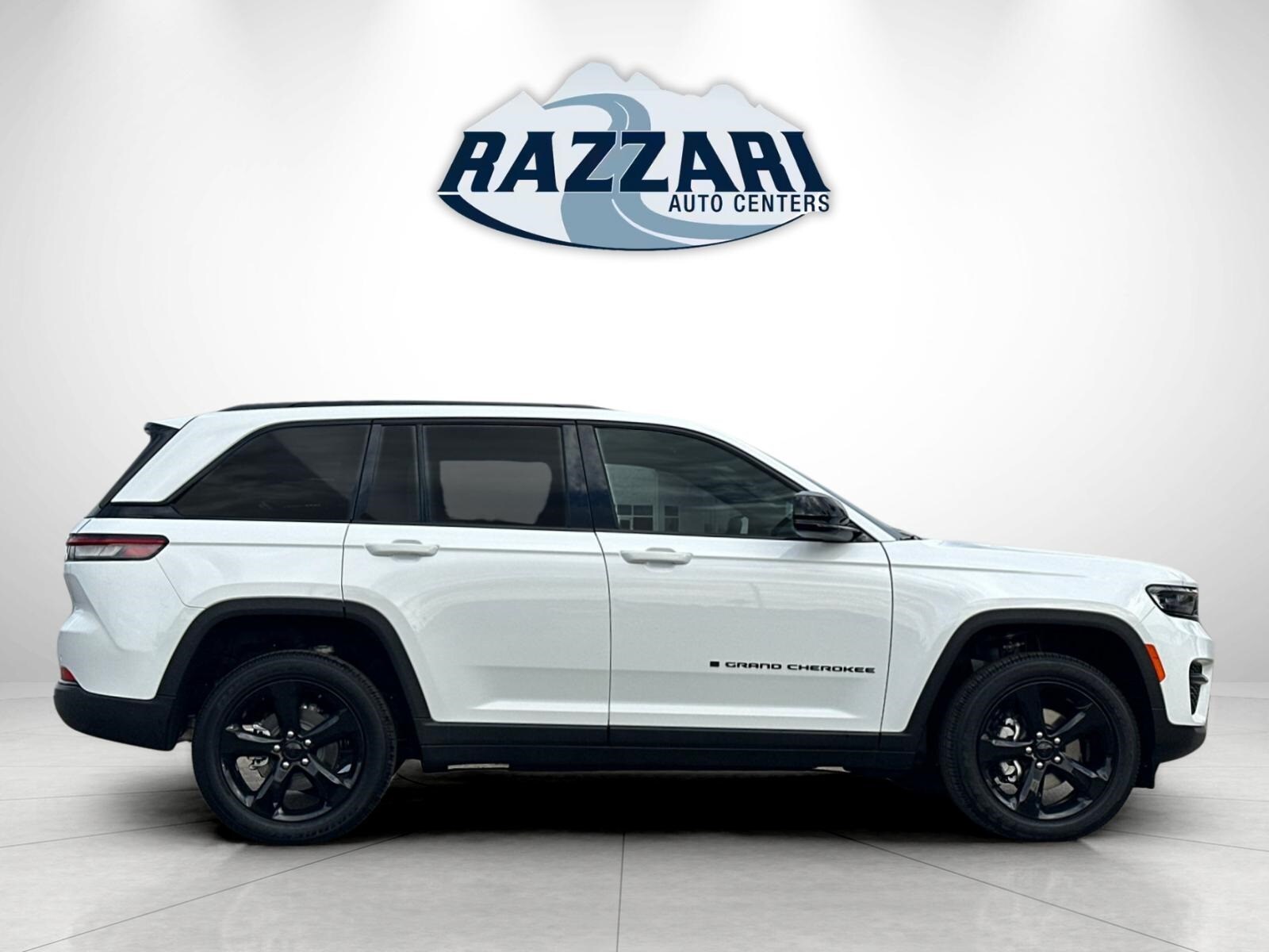 2025 Jeep Grand Cherokee Altitude photo 2