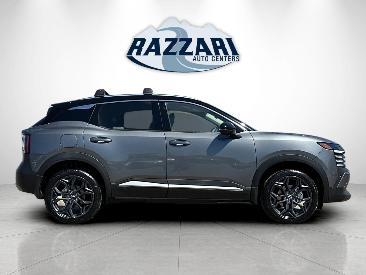 2025 Nissan Kicks SR photo 2