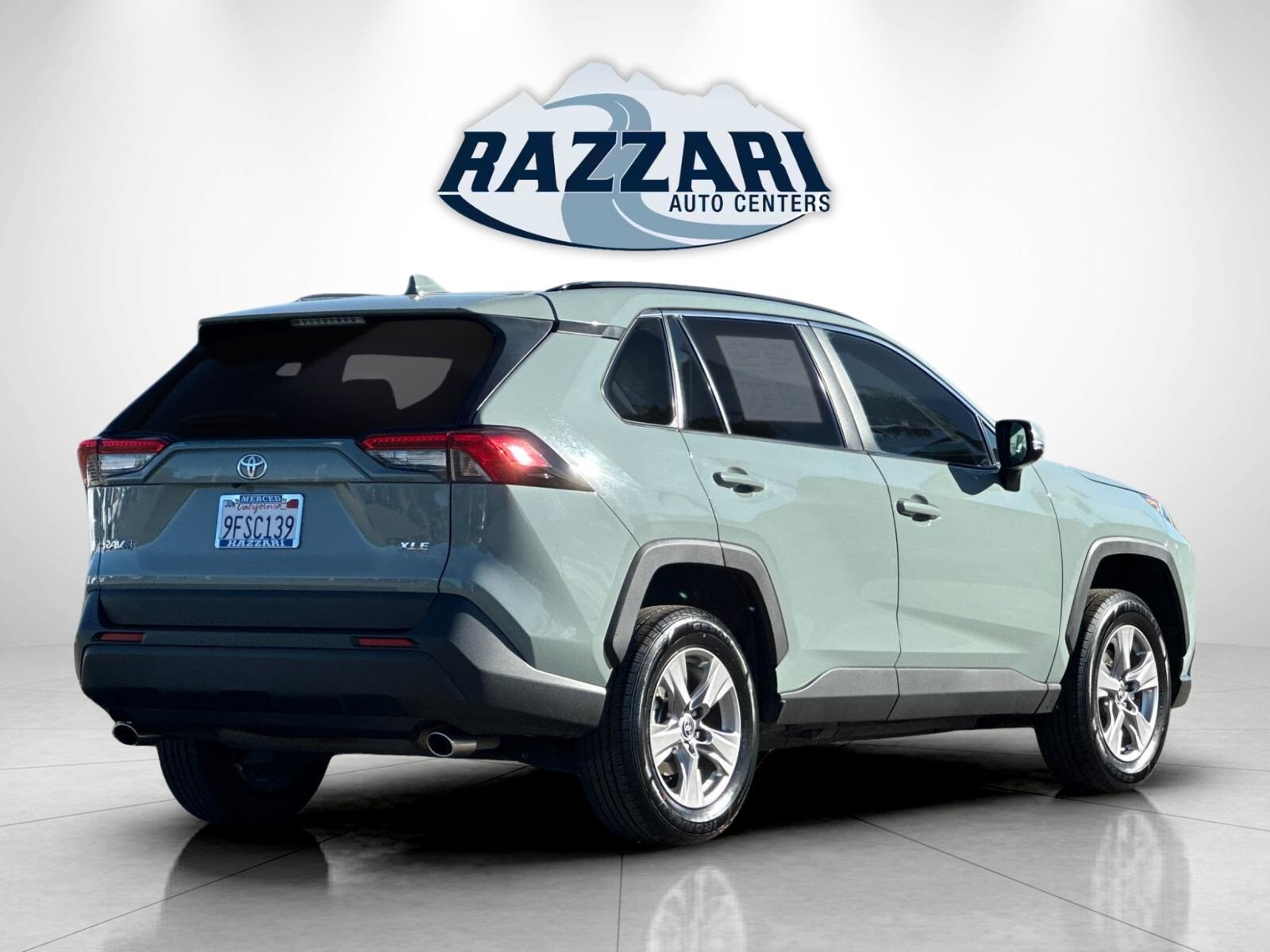 2022 Toyota RAV4 XLE photo 2