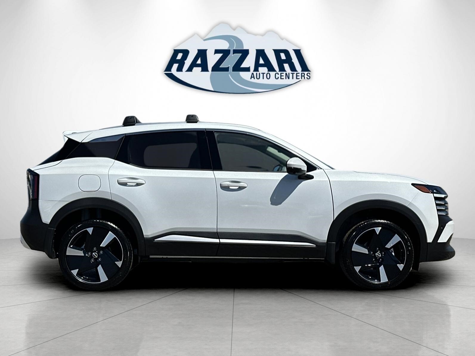 2025 Nissan Kicks SR photo 2