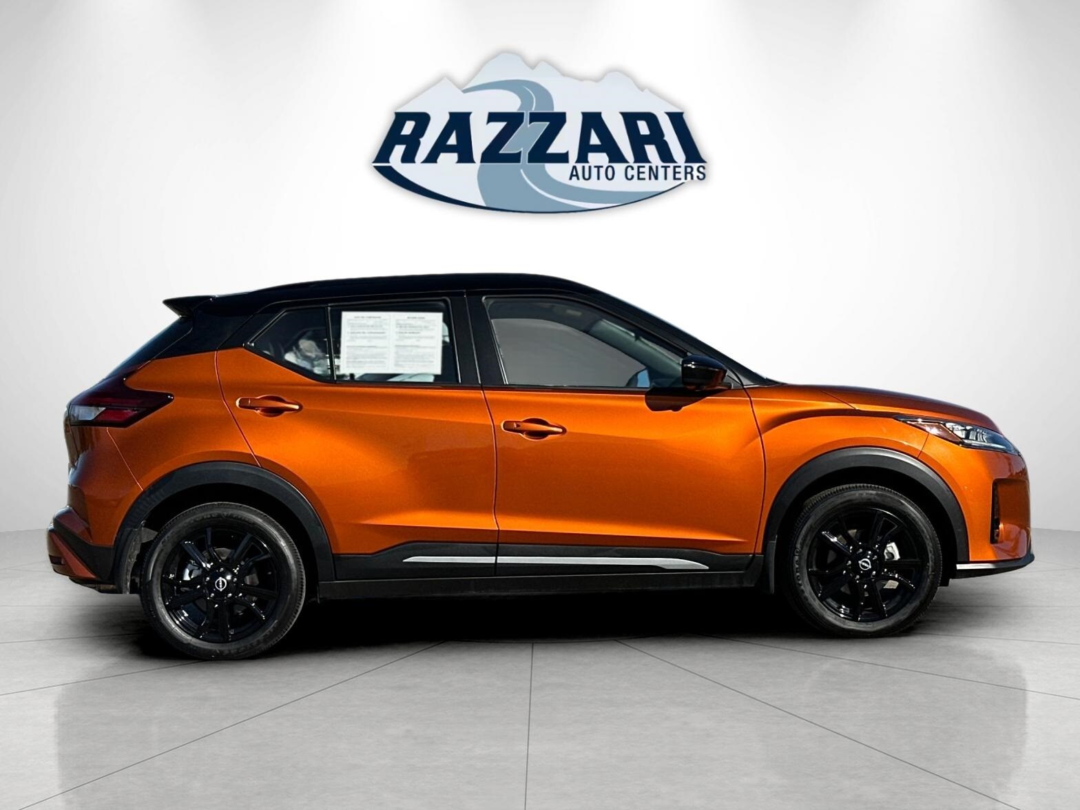 2024 Nissan Kicks SR photo 2