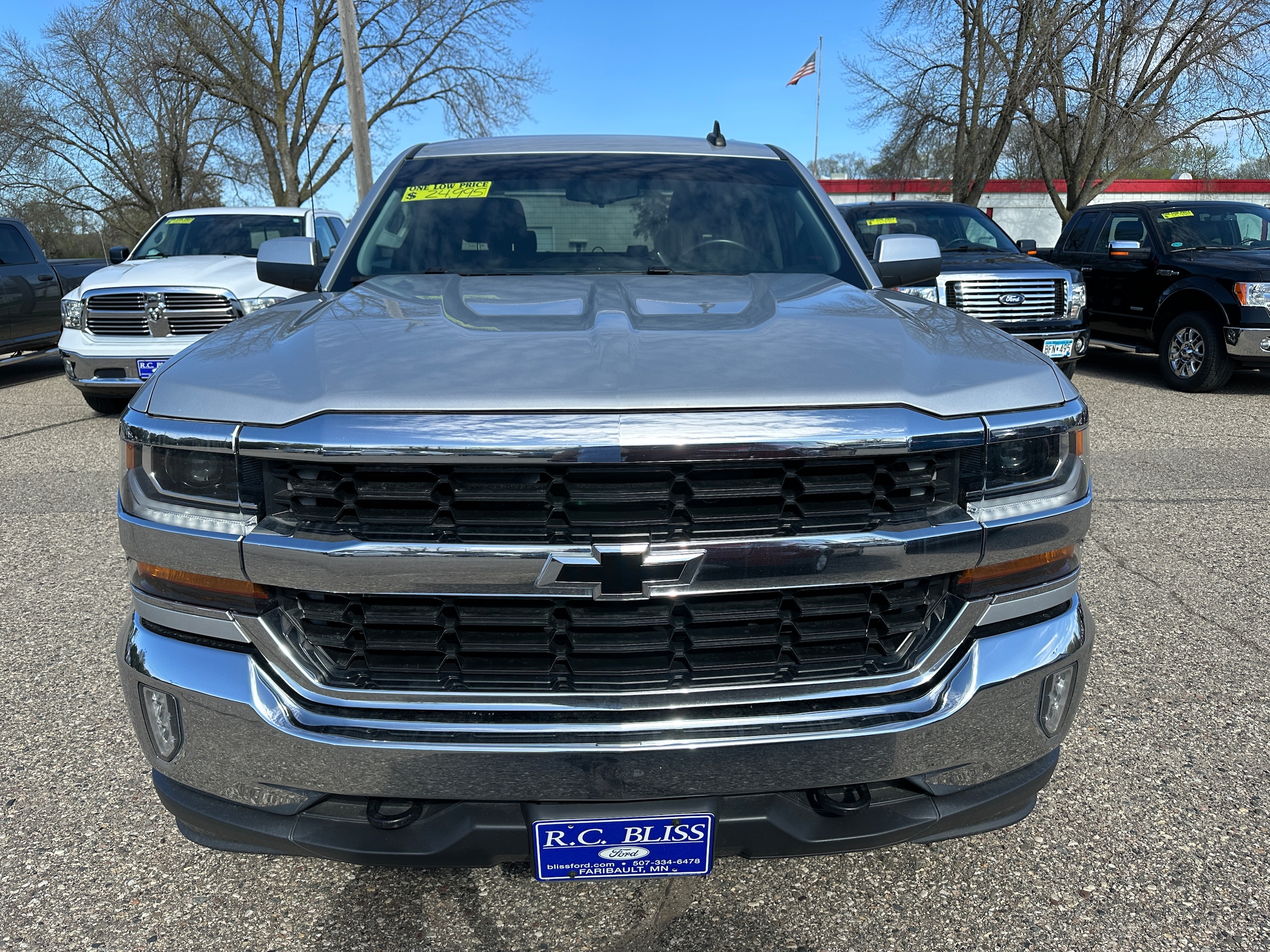 Used 2017 Chevrolet Silverado 1500 1LT with VIN 3GCUKRERXHG260498 for sale in Faribault, Minnesota