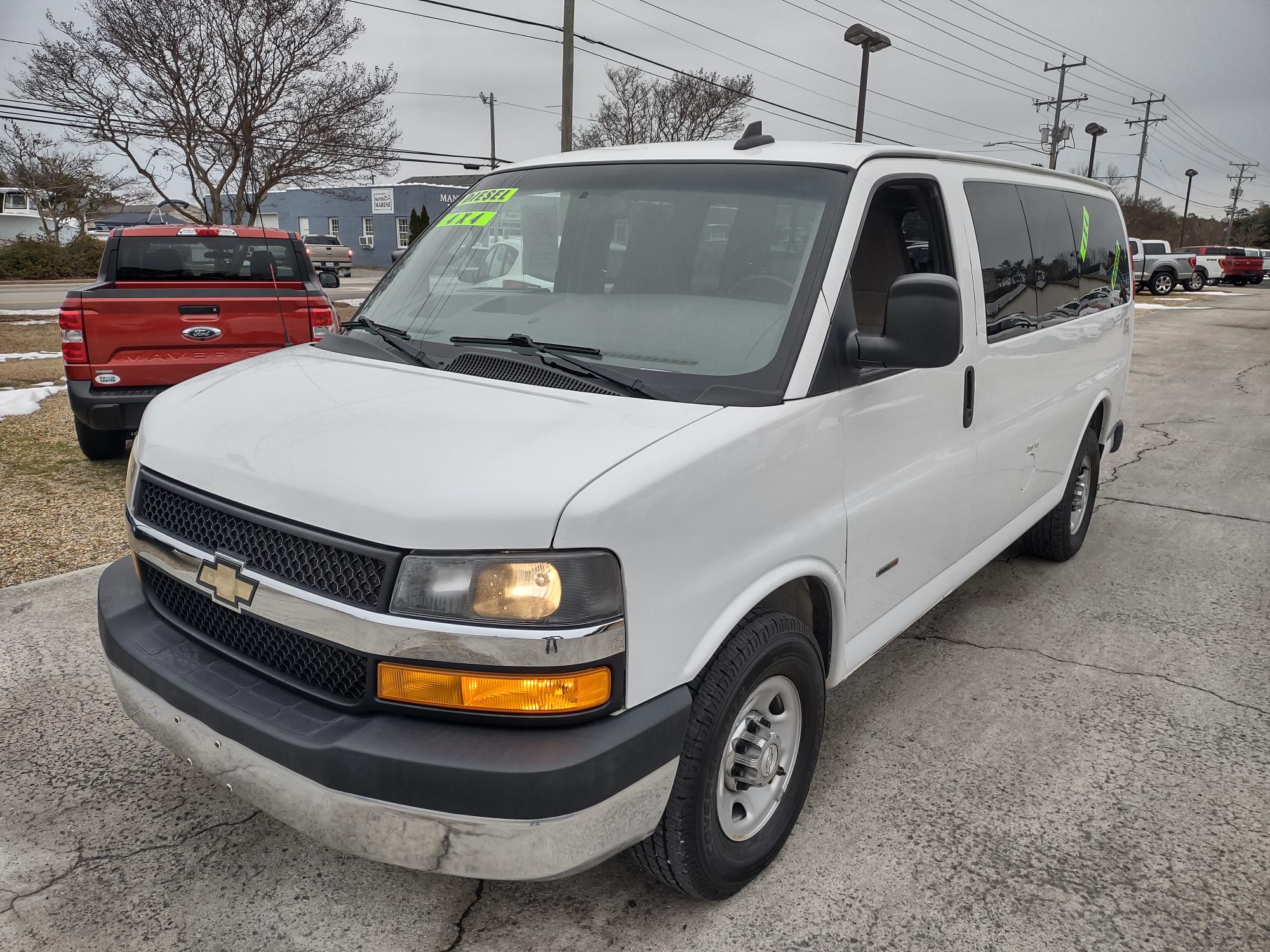 Used 2018 Chevrolet Express Passenger LT with VIN 1GAWGFF17J1223634 for sale in Manteo, NC